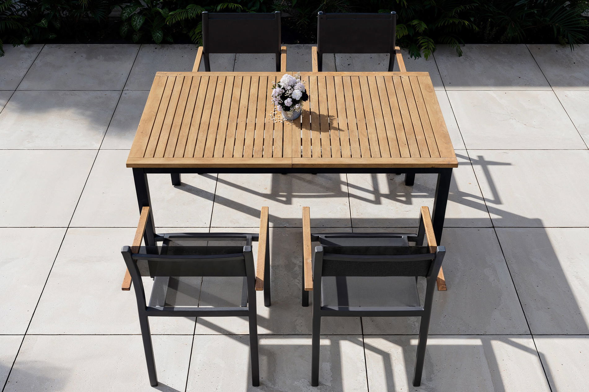 VILLANA Zestaw mebli ogrodowych, czarny/ciemnoszary, Alu/Eukaliptus, Stół 150/200 x 90 cm, 4 krzesła sztaplowane, rozkładany, Produkt certyfikowany FSC® 80358__1