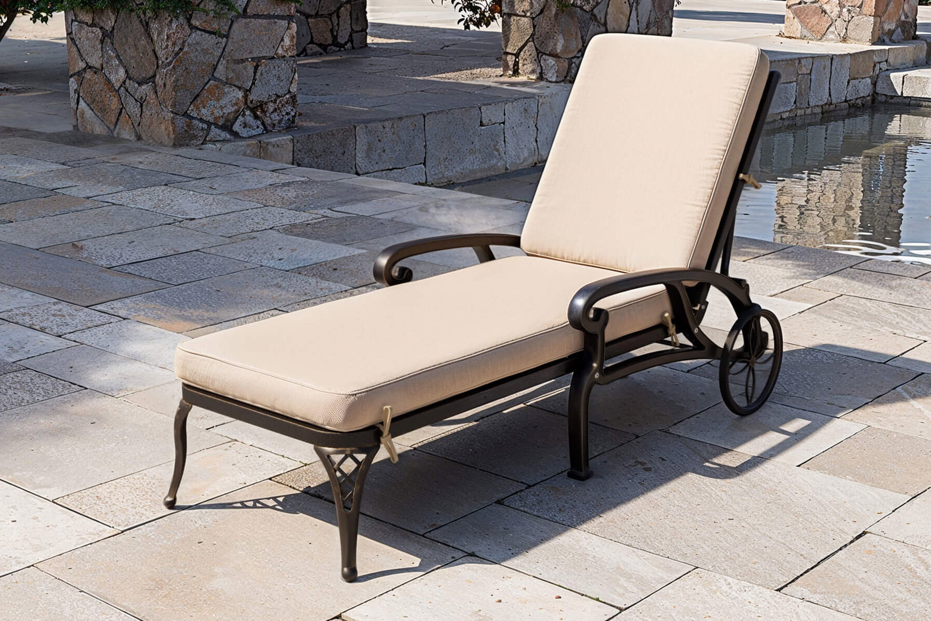 OUTFLEXX Cambridge Sonnenliege, bronze/khaki, Gussaluminium/Polyester, ca. 192 x 72 cm, rollbar, 3-fach verstellbar, inkl. Kissen