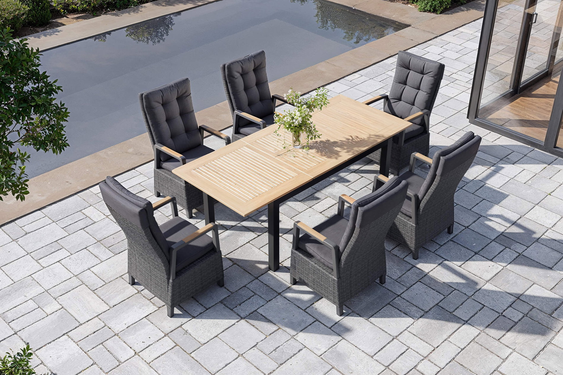 OUTFLEXX Nova Garten-Essgruppe mit 6 Sesseln, anthrazit/grau/natur, Alu/Polyrattan, 150/210 x 90 cm, verstellbare Rückenlehne mit Teak-Armlehnen, FSC®-zertifiziertes Produkt OUTFLEXX Nova Garten-Essgruppe mit 6 Sesseln, anthrazit/grau/natur, Alu/Polyrattan, 150/210 x 90 cm, verstellbare Rückenlehne mit Teak-Armlehnen, FSC®-zertifiziertes Produkt