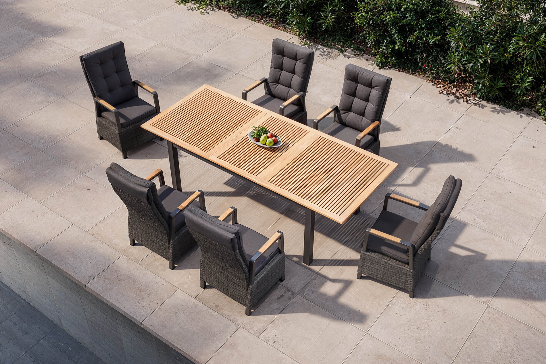OUTFLEXX Nova Garten-Essgruppe mit 6 Sesseln, anthrazit/grau/natur, Alu/Polyrattan, Tisch 180/240x100 cm, verstellbare Rückenlehne mit Teak-Armlehnen, FSC®-zertifiziertes Produkt OUTFLEXX Nova Garten-Essgruppe mit 6 Sesseln, anthrazit/grau/natur, Alu/Polyrattan, Tisch 180/240x100 cm, verstellbare Rückenlehne mit Teak-Armlehnen, FSC®-zertifiziertes Produkt