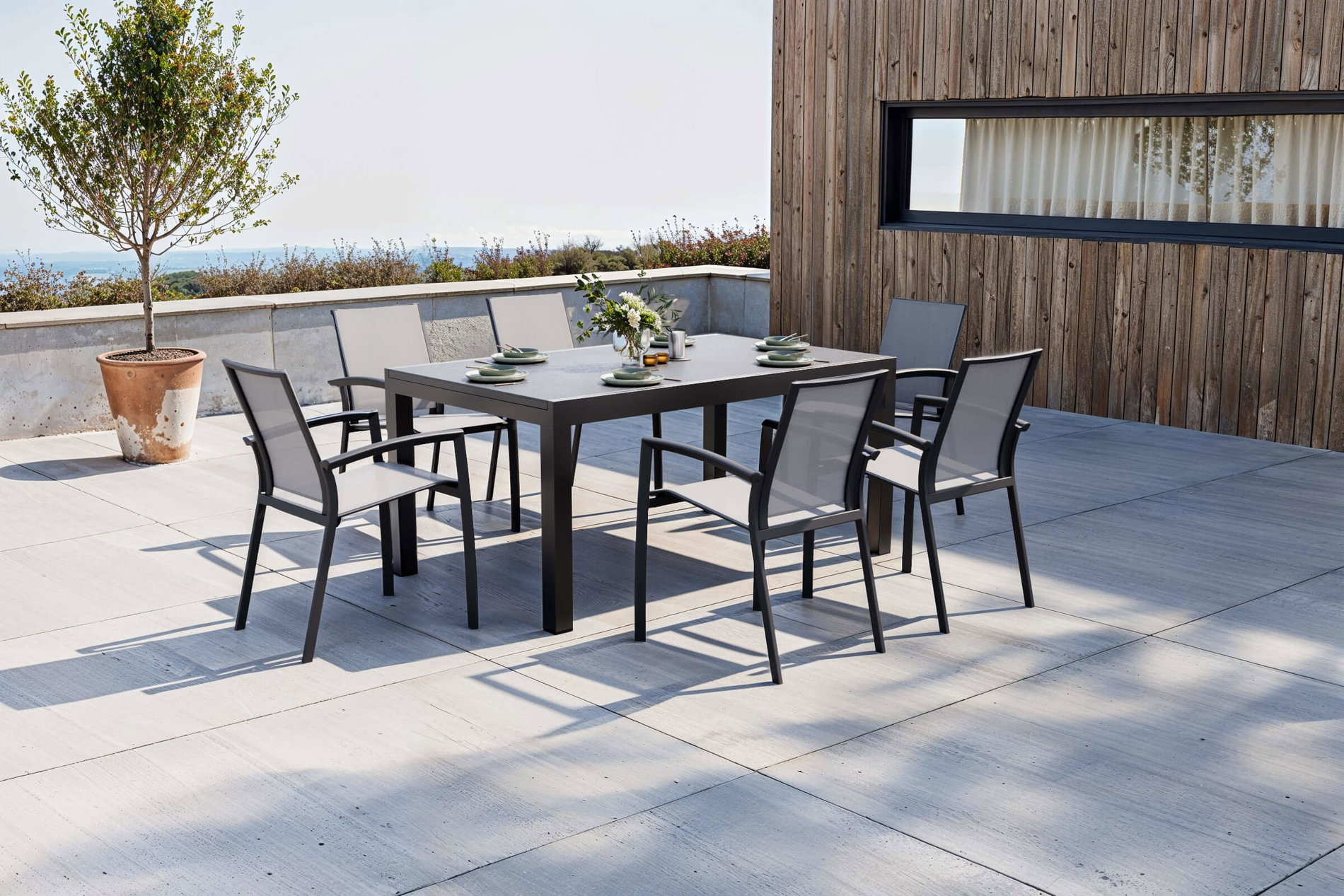 Ogrodowy zestaw jadalny OUTFLEXX Premium, antracyt matowy/antracyt, aluminium/Spraystone/Ranotex, stół 160/260 x 100 cm, 6 krzeseł sztaplowanych