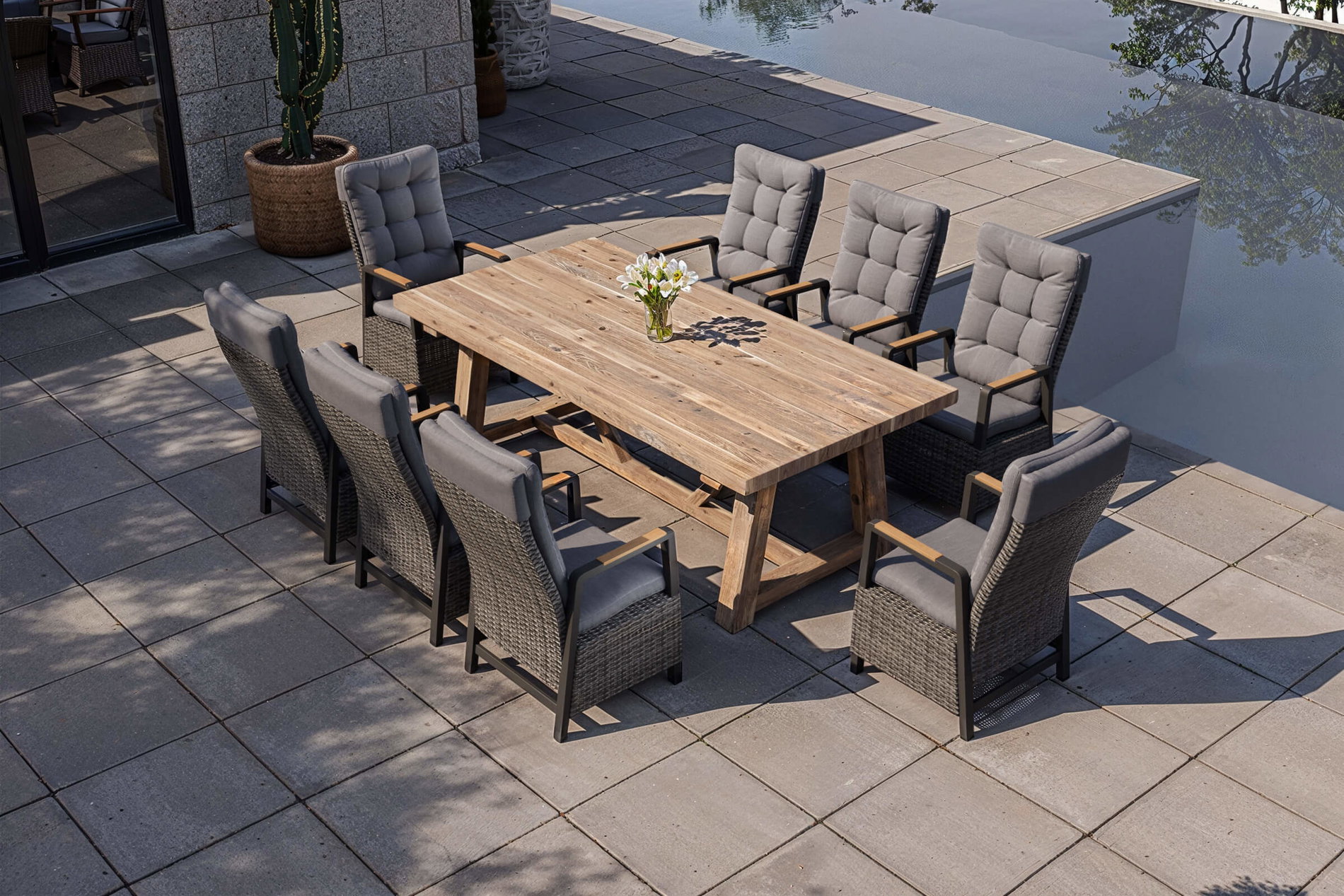 OUTFLEXX Nova Garten-Essgruppe mit 8 Sesseln, anthrazit/grau/natur, Alu/Polyrattan, 220 x 110 cm Tisch, verstellbare Rückenlehne mit Teak-Armlehnen, FSC®-zertifiziertes Produkt